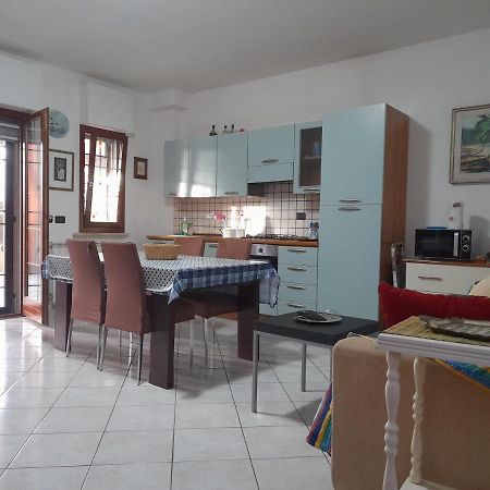 Casa Con Veranda In Centro - Comodo Parcheggio E Garage Incluso ลาตินา ภายนอก รูปภาพ