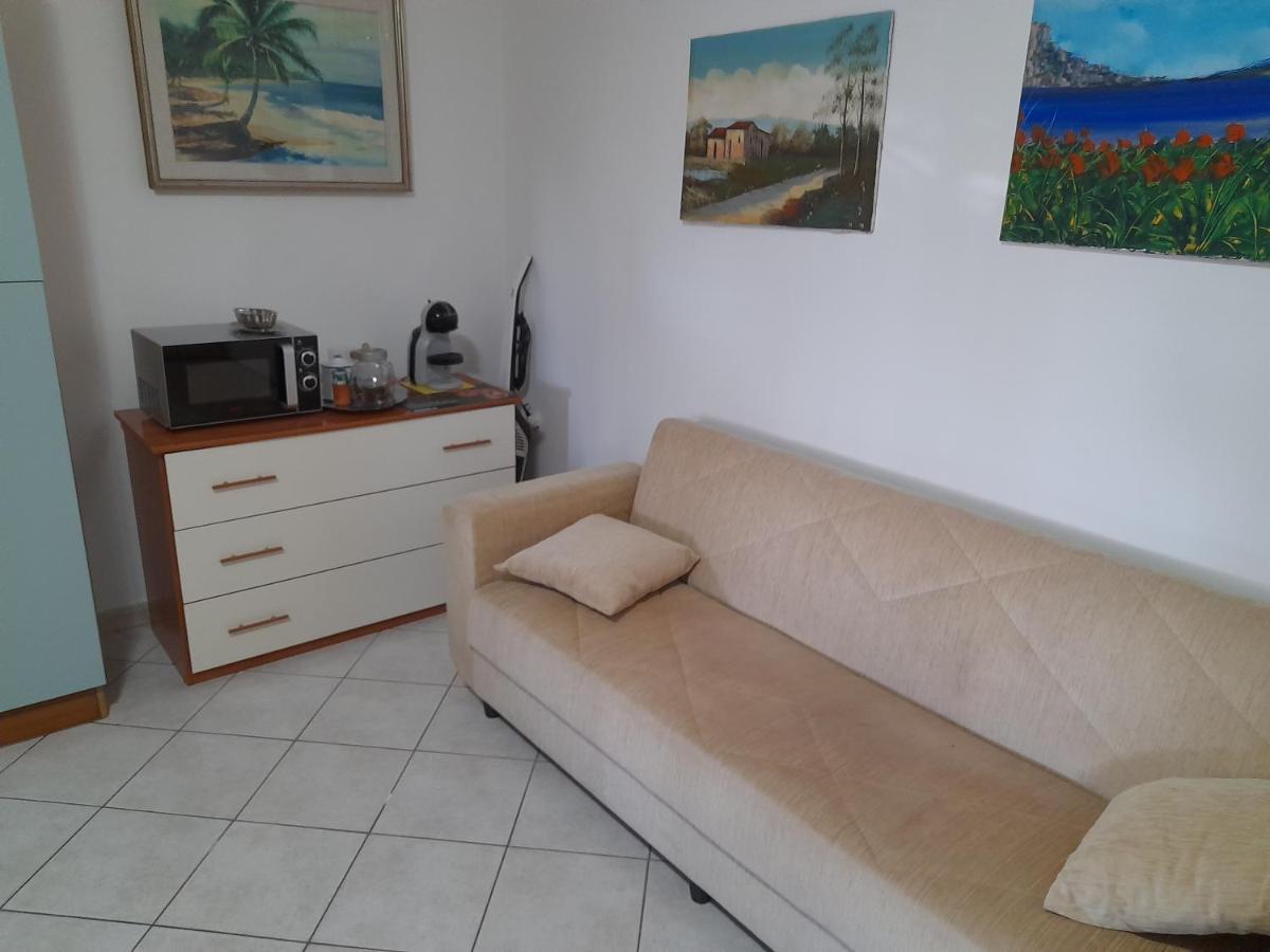 Casa Con Veranda In Centro - Comodo Parcheggio E Garage Incluso ลาตินา ภายนอก รูปภาพ